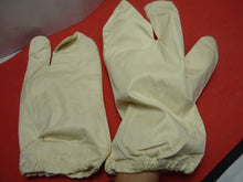 Load image into Gallery viewer, Original WW2 British Army Gunners Winter White Gloves - Dated 1941
