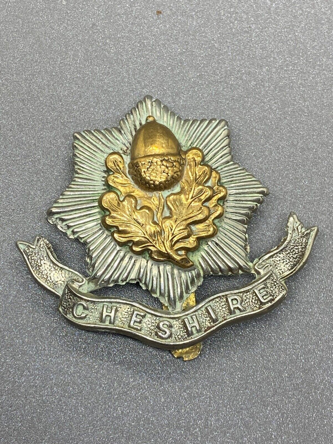 Originales Mützenabzeichen des Cheshire-Regiments der britischen Armee aus dem 1. Weltkrieg