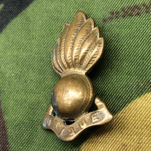 Load image into Gallery viewer, Original British Army WW2 Collar Badge - Royal Artillery - The Militaria Shop
