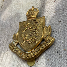 Lade das Bild in den Galerie-Viewer, Original WW2 British Army Cyprus Regiment Cap Badge
