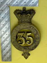 Charger l&#39;image dans la galerie, Original British Army - Victorian 35th Royal Sussex Glengarry Cap Badge
