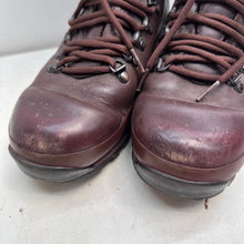 Lade das Bild in den Galerie-Viewer, British Army Surplus Defender Brown Leather Combat Boots - Altberg Size UK 9 M - The Militaria Shop

