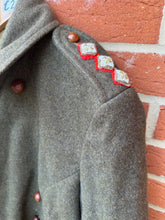 Charger l&#39;image dans la galerie, Original WW2 British Army Officers Greatcoat - Captain Rank Pips - 38&quot; Chest
