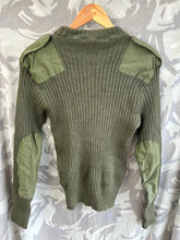 Lade das Bild in den Galerie-Viewer, Genuine British Army Man&#39;s Heavy Jersey Olive Drab Pull Over - Size 2- 32&quot; Chest
