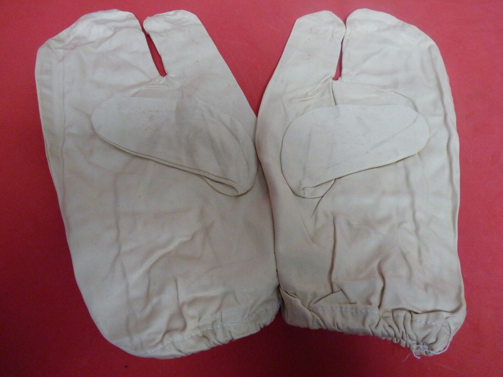 Original WW2 British Army Gunners Winter White Gloves - 1942 - The Militaria Shop