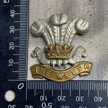 Lade das Bild in den Galerie-Viewer, Original WW2 British Army Welch Regiment Cap Badge
