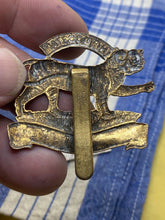 Charger l&#39;image dans la galerie, Original WW1 / WW2 British Army Royal Leicestershire Regiment Cap Badge
