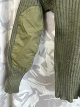 Lade das Bild in den Galerie-Viewer, Genuine British Army Man&#39;s Heavy Jersey Olive Drab Pull Over - Size 1- 30&quot; Chest
