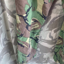 Lade das Bild in den Galerie-Viewer, British Army DPM 1968 Pattern Camouflaged Combat Trousers - Size 30&quot; Waist
