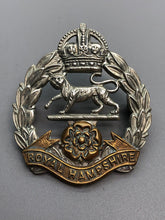 Lade das Bild in den Galerie-Viewer, Original British Army Cap Badge - Royal Hampshire Regiment
