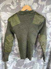 Charger l&#39;image dans la galerie, Genuine British Army Man&#39;s Heavy Jersey Olive Drab Pull Over - Size 1- 30&quot; Chest
