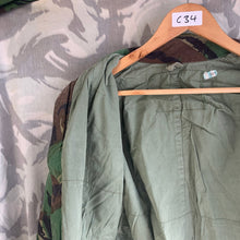 Lade das Bild in den Galerie-Viewer, Originale Kampfjacke im Camouflage-Muster DPM 1968 der britischen Armee – Größe 36&quot; 
