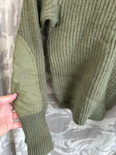 Lade das Bild in den Galerie-Viewer, Echter schwerer Pullover aus olivgrünem Jersey für Herren der britischen Armee – Größe 3 – 81,3 cm Brustumfang 
