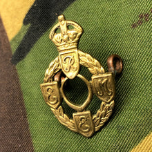 Charger l&#39;image dans la galerie, Original British Army WW2 Collar Badge - REME Electrical Mechanical Engineers - The Militaria Shop
