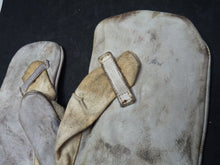 Load image into Gallery viewer, Original WW2 Pattern British Army White Camouflaged Gloves / Gunners Mittens
