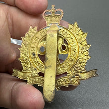 Load image into Gallery viewer, Rocky Mountain Rangers - Kloshe Nanitch - Genuine Canadian Army Cap Badge
