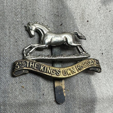 Lade das Bild in den Galerie-Viewer, Original WW2 British Army Cap Badge - 3rd The King&#39;s Own Hussars
