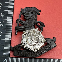 Charger l&#39;image dans la galerie, Genuine Yorkshire Regiment Beret Cap Badge - New Old Stock!
