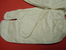 Load image into Gallery viewer, Original WW2 British Army Gunners Winter White Gloves - Dated 1942
