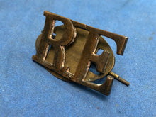Charger l&#39;image dans la galerie, Original WW1 / WW2 Brass British Army Shoulder Title - RE Royal Engineers
