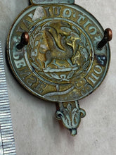 Charger l&#39;image dans la galerie, British Army Victorian Crown Welsh Regiment of Foot Cap Badge
