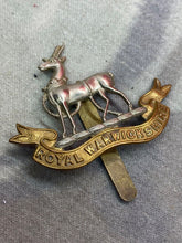 Load image into Gallery viewer, Original WW1 / WW2 British Army Royal Warwickshire Cap Badge
