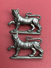 Charger l&#39;image dans la galerie, Original WW2 British Army Gordon Highlanders Collar Badges Pair
