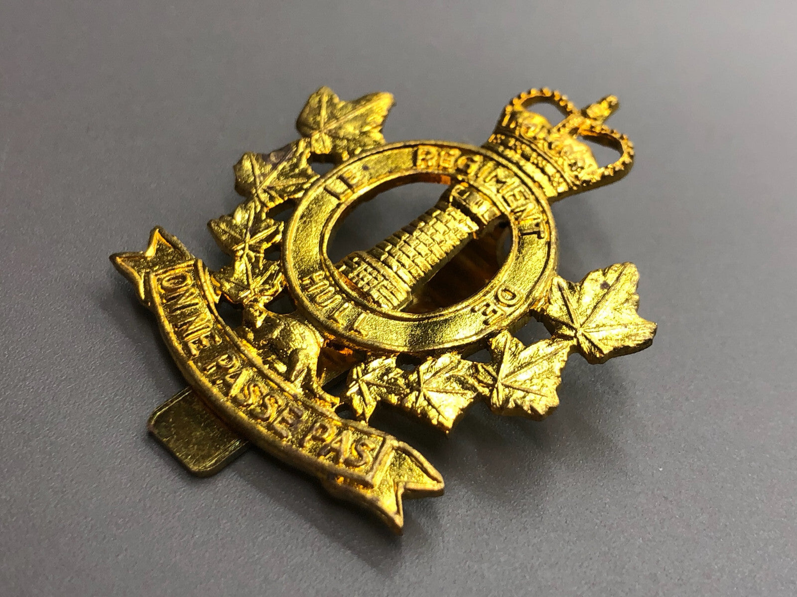 Vintage Canadian Army Régiment de Hull (Le Régiment de Hull (RCAC)) Cap Badge - The Militaria Shop