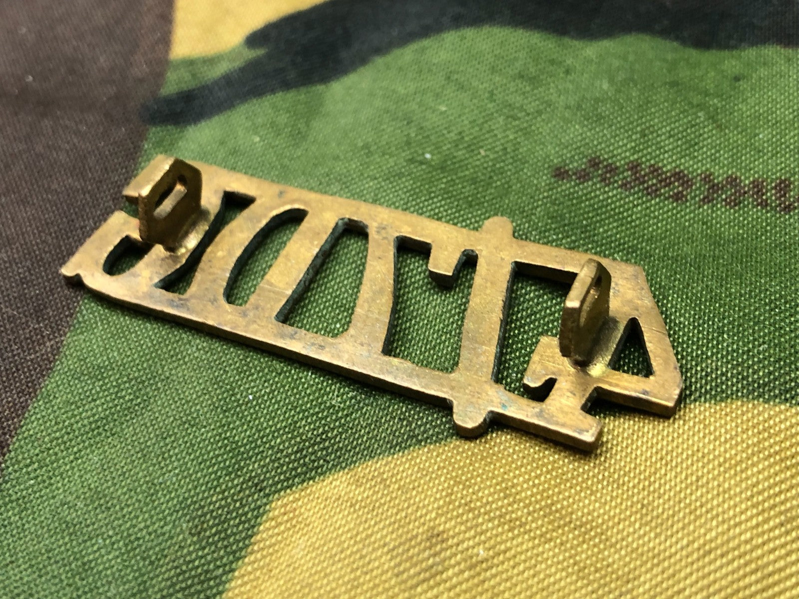 Genuine British Army WW2 Brass Shoulder Title - 4th/7th Dragoon Guards - The Militaria Shop