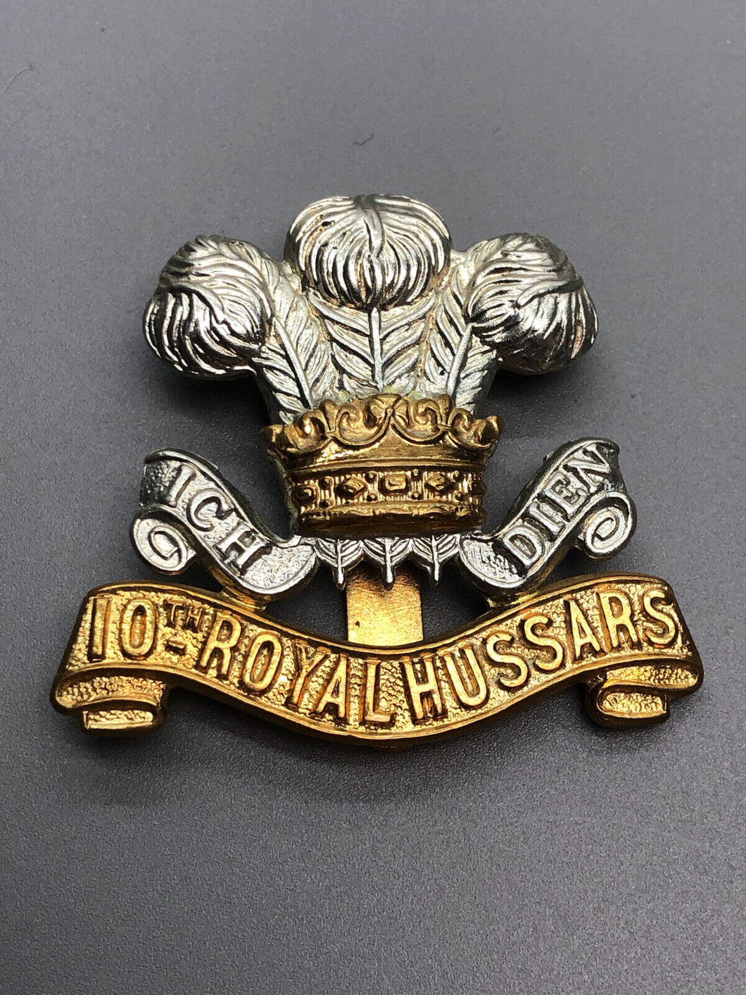 Mützenabzeichen der 10. Royal Hussars der britischen Armee aus dem 2. Weltkrieg