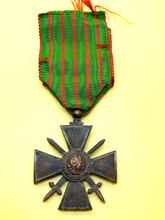 Load image into Gallery viewer, Original WW1 French Croix du Guerre Medal - 1914 - 1917 with Ribbon
