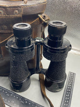 Charger l&#39;image dans la galerie, Original British Army Pair of 1942 Prismatic Binoculars in Case - WD Marked
