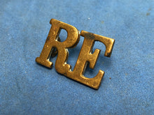 Load image into Gallery viewer, Original WW1 / WW2 Brass British Army Shoulder Title - RE Royal Engineers
