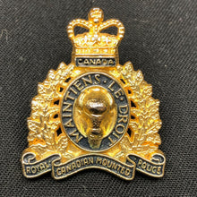 Load image into Gallery viewer, Genuine Canadian Army Cap Badge - Army Apprentices School - The Militaria Shop
