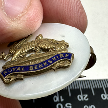 Load image into Gallery viewer, Original WW1 British Army - Royal Berkshire Sweetheart Brooch - Mother of Pearl
