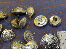 Lade das Bild in den Galerie-Viewer, Original Group of British Army Post 1953 Tunic Buttons - The Militaria Shop

