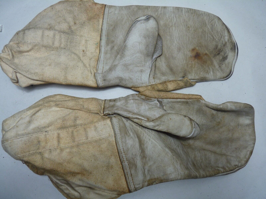 Original WW2 Pattern British Army White Camouflaged Gloves / Gunners Mittens