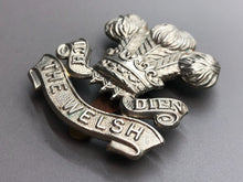 Lade das Bild in den Galerie-Viewer, Original WW2 British Army The Welsh Regiment Cap Badge
