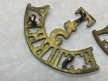 Load image into Gallery viewer, Matching Pair of Original WW1 5th E. Surrey Territorial Brass Shoulder Titles
