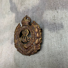 Load image into Gallery viewer, Original Pre-WW1 British Army Edward 7th VII Royal Engineers Cap Badge
