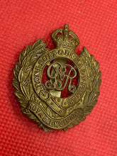 Lade das Bild in den Galerie-Viewer, Original British Army WW1 GV Royal Engineers Cap Badge
