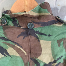 Lade das Bild in den Galerie-Viewer, Originale Kampfjacke im Camouflage-Muster DPM 1968 der britischen Armee – Größe 36&quot; 
