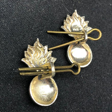 Charger l&#39;image dans la galerie, Original British Collar Badge Pair - Royal Artillery - The Militaria Shop
