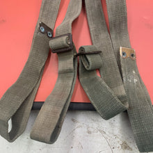 Lade das Bild in den Galerie-Viewer, British Army WW2 Original Set of 44 Pattern Shoulder Straps / Cross Straps
