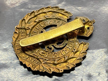 Lade das Bild in den Galerie-Viewer, Original British Army WW1 - George V Royal Engineers Cap Badge
