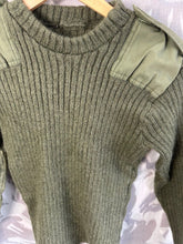 Charger l&#39;image dans la galerie, Genuine British Army Man&#39;s Heavy Jersey Olive Drab Pull Over - Size 32&quot; Chest
