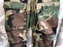 Charger l&#39;image dans la galerie, Genuine US Army Camouflaged Overgarment Protective - XLarge - 48&quot; Waist
