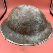 Lade das Bild in den Galerie-Viewer, Originaler Militärhelm Mk2 Brodie der britischen Armee aus dem 2. Weltkrieg für Soldaten – Hergestellt in Südafrika 
