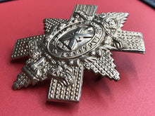 Lade das Bild in den Galerie-Viewer, Original WW2 British Army The Royal Highland Black Watch Scottish Cap Badge
