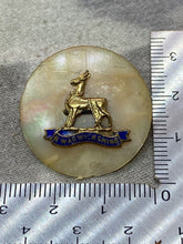 Charger l&#39;image dans la galerie, Original British Army - Royal Warwickshire Mother of Pearl Sweetheart Brooch
